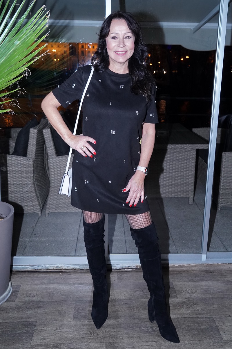 Normálně bych semišové kozačky opět zkritizovala, ale v případě Heidi Janků se skvěle hodí k semišovým šatům, které jsou zajímavé decentními aplikacemi. Co se vůbec nehodí, je světlá kabelka. A na co jsem bohužel já alergická, jsou tyto sportovní chytré hodinky, které, prosím, noste jen volnočasově nebo opravdu jen ke sportu! 