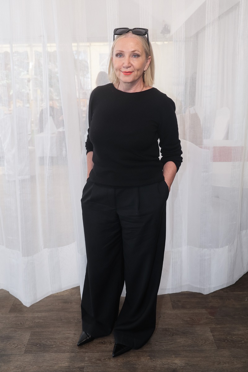 Celočerný model vlastně Báře Basikové velice sluší. Dobře to kontrastuje s tím, že je světlý typ. Široké kalhoty a lodičky do špičky jsou skvělou kombinací. Bára vypadá opticky vyšší a velice elegantně. Červená rtěnka pak podtrhne celý model. Škoda jen nedostatku výraznějších doplňků. 