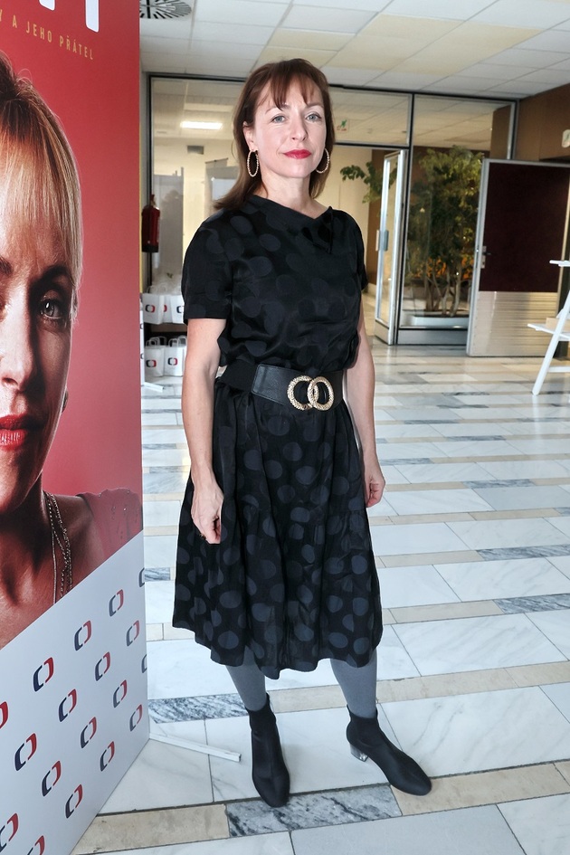 Je to model, který dělá herečku Tatianu Dykovou opravdu zbytečně starší a větší! Nerozumím silonkám v této šedé barvě a už vůbec nerozumím zvoleným botám, které mají opravdu špatnou výšku. Zkracují nohy, a navíc k této délce šatů je to opravdu nešikovně zvolená obuv.