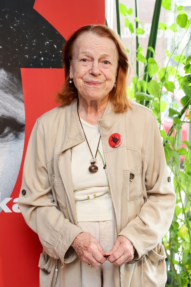 Herečka Iva Janžurová sfoukne 19. května už 84 svíček na dortu. Pravděpodobně spojí oslavu s dcerou Sabinou Remundovou, která bude mít 53. narozeniny jen pouhý den před svou maminkou.