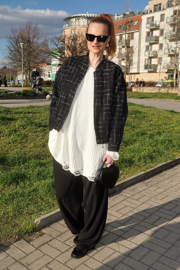 Miluji oversize střihy, ale tady je oversize efektu až příliš. Existuje takové pravidlo, že když zvolíte oversize kalhoty, měl by být vršek přiléhavější – a naopak. Je důležité někde naznačit siluetu postavy. Jinak barevná kombinace i zvolené doplňky Ivy Pazderkové jsou skvělé.