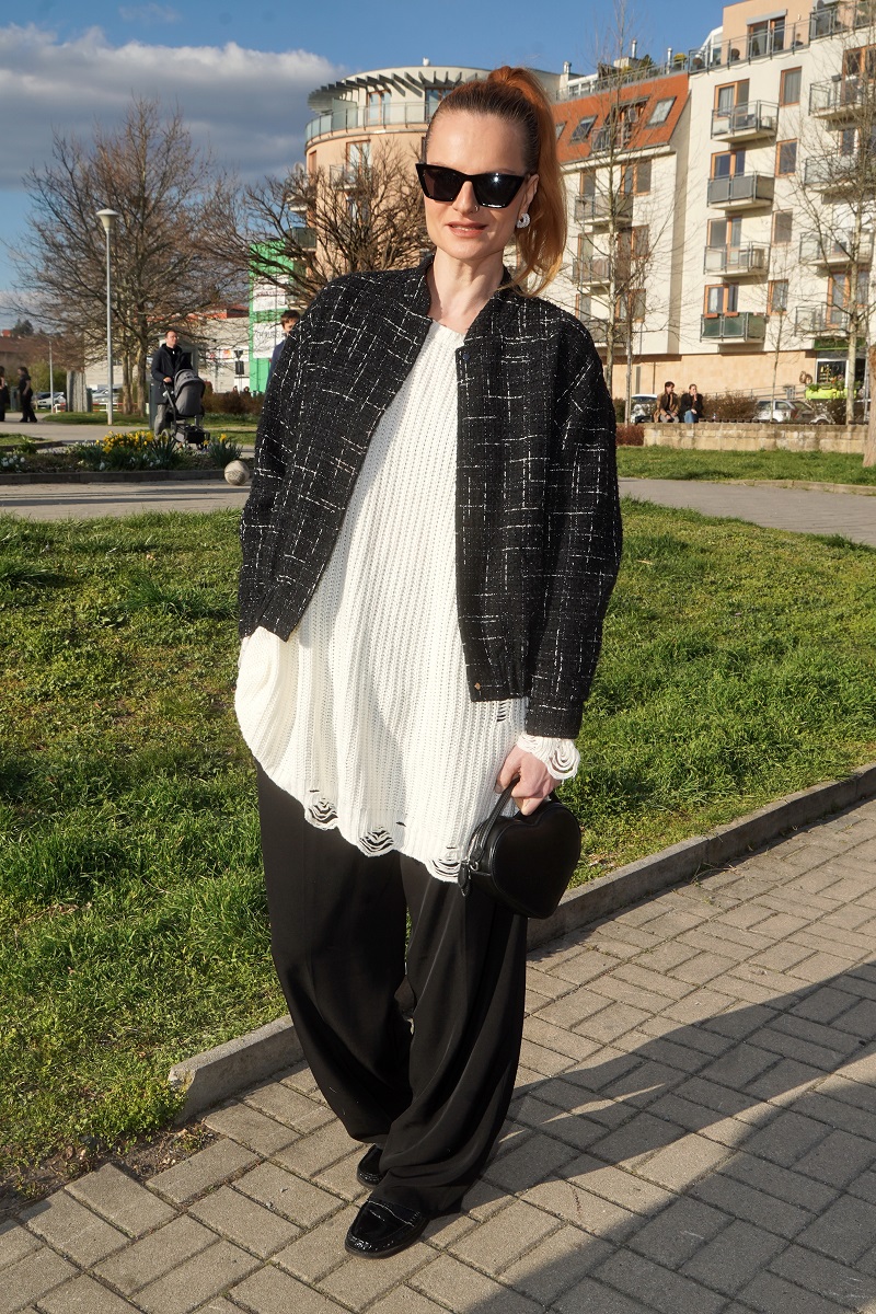 Miluji oversize střihy, ale tady je oversize efektu až příliš. Existuje takové pravidlo, že když zvolíte oversize kalhoty, měl by být vršek přiléhavější – a naopak. Je důležité někde naznačit siluetu postavy. Jinak barevná kombinace i zvolené doplňky Ivy Pazderkové jsou skvělé.