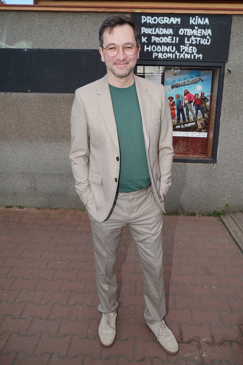 Ondřej Sokol si vybral zajímavý oblek, ale bohužel mu tato barva přidává léta. Více by mu slušely teplejší odstíny. Když však pominu barvu obleku, velmi se mi líbí kombinace se zeleným svetříkem a musím ocenit i výběr obuvi.