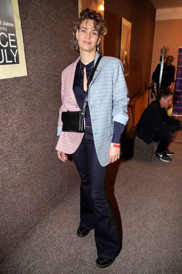 Tohle je velice nápaditý model. Zvonové džíny opticky prodlužují a zužují nohy a Markétě Děrgelové moc sluší. Kombinace jednoduché saténové halenky s velmi zajímavým sakem byla perfektním krokem k ozvláštnění outfitu.