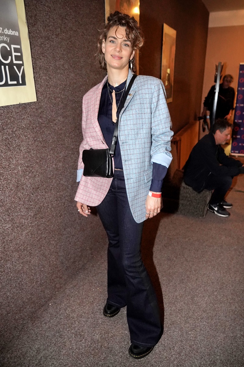 Tohle je velice nápaditý model. Zvonové džíny opticky prodlužují a zužují nohy a Markétě Děrgelové moc sluší. Kombinace jednoduché saténové halenky s velmi zajímavým sakem byla perfektním krokem k ozvláštnění outfitu.