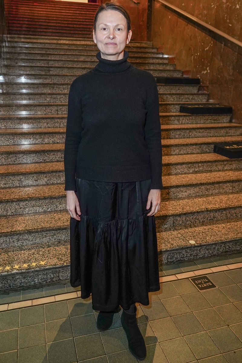 Klára Melíšková zvolila model, který působí velmi nudně a bohužel i smutně – připomíná spíše outfit na pohřeb. Zmačkaná sukně, starší rolák a nevhodně zvolená obuv tvoří kombinaci, která působí jako výrazný módní přešlap.