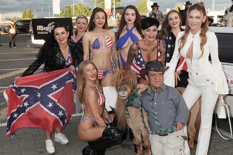 Nechyběly ani striptérky a pornohvězdy, kterým sekundoval liliput s poníkem.