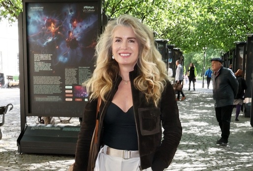 Nádherná žena v trendy modelu – dokonalý outfit do města. Působí pohodlně, a přitom velmi módně. Líbí se mi kombinace koženkové bundy a korzetu. Celý look Olgy Menzelové na mě působí promyšleně a stylově.