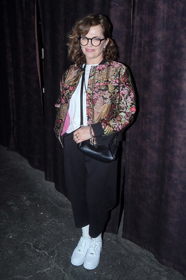 Tohle je moc hezké. Marta Jandová vypadá svěže a mladistvě. Moc se mi líbí, že sáhla po vzorované bundičce, která rozsvítila celý model. Skvěle zvolené doplňky a moc super jsou kulaté brýle.