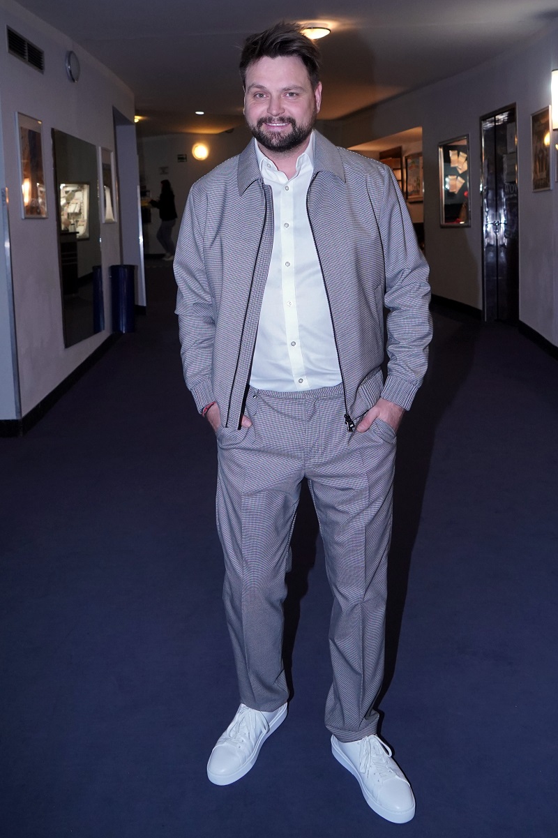 Mám ráda tyhle pánské komplety. Sportovní elegance. Skvěle zvolené bílé tenisky a k tomu bílá košile. Josef Vágner oblékl ideální outfit na večírek, kde není stanovený dress code. Cítíte se v tom pohodlně a vypadá to promyšleně.