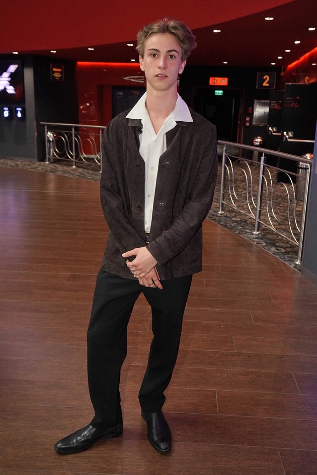 Pan Dolanský vypadá, jako kdyby sáhl do skříně svého otce, možná i dědečka. Všechno mu nějak nesedí. Hnědá bundička by měla být zkombinovaná s více volnočasovým oblečením, aby nevypadala moc staromódně, a boty s dlouhou špičkou jsou na můj vkus už dlouho mimo trendy.