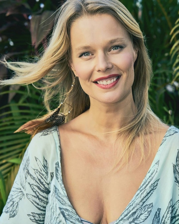 Helena Houdová byla první miss, která propagovala vegetariánství, ekologii, práva zvířat a filantropické organizace. Kariéru topmodelky rozjela v New Yorku, kde se i provdala a porodila tři děti. Po rozvodu se rozhodla s dětmi pro kočovný život. Pobývali v Thajsku, Kambodži, Evropě, na Novém Zélandu či v Austrálii. Topmodelka má netradiční způsob výchovy, tzv. worldschooling. Jedná se o cestování po světě a učení se toho, co děti baví. V posledních pěti letech se usídlila na ostrově Bali.