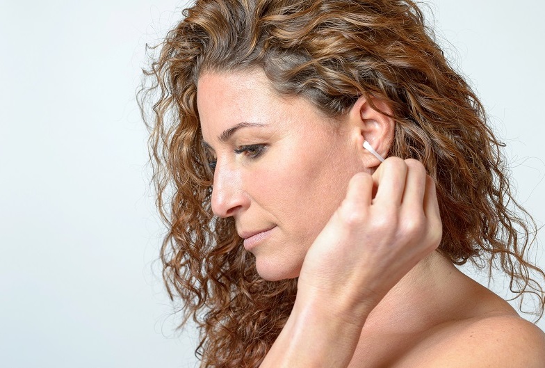 Při čištění uší je třeba se vyvarovat některým metodám. 