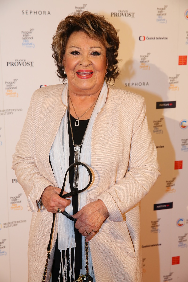 Po absolvování reálného gymnázia nastoupila legendární herečka Jiřina Bohdalová na tři roky jako učitelka na základní školu v Ostravě. Byla takovým Komenským v sukni – učila hrou, četla pohádky. Na třetí pokus se jí podařilo dostat na DAMU, a tak své místo za ostravskou katedrou uvolnila a vrátila se do rodné Prahy.