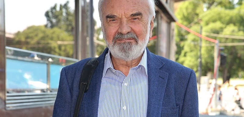 Školství jej provází celým životem – ať už ve filmech, nebo v divadelních hrách. Vystudoval obor český jazyk a literatura a nastoupil na vesnickou základní školu, kde učil tři roky. Poté přešel na žatecké gymnázium, odkud už jeho kroky mířily do rozhlasu. Zde se Zdeněk Svěrák stal jedním z autorů pořadu, v němž vznikla postava českého velikána Járy Cimrmana. V rozhlase se také seznámil s hudebníkem Jaroslavem Uhlířem, s nímž od té doby spolupracuje.