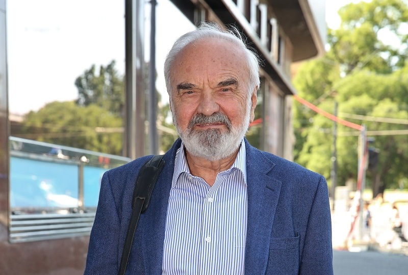 Školství jej provází celým životem – ať už ve filmech, nebo v divadelních hrách. Vystudoval obor český jazyk a literatura a nastoupil na vesnickou základní školu, kde učil tři roky. Poté přešel na žatecké gymnázium, odkud už jeho kroky mířily do rozhlasu. Zde se Zdeněk Svěrák stal jedním z autorů pořadu, v němž vznikla postava českého velikána Járy Cimrmana. V rozhlase se také seznámil s hudebníkem Jaroslavem Uhlířem, s nímž od té doby spolupracuje.