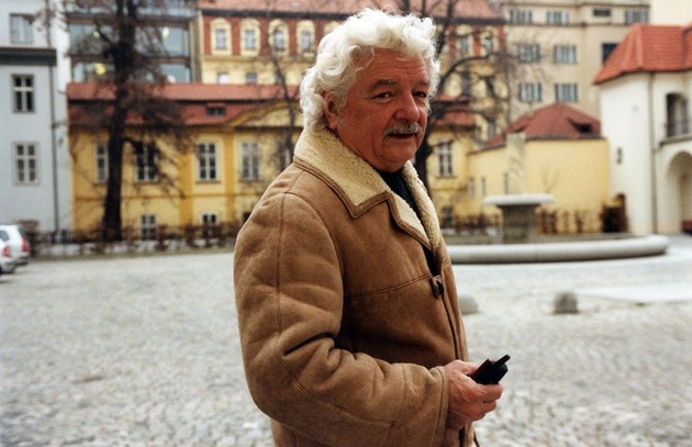 Po maturitě na gymnáziu se Ladislav Smoljak třikrát neúspěšně pokoušel o přijetí na režii. Vystudoval matematiku a fyziku na pedagogické fakultě a nastoupil jako asistent na Fakultě technické a jaderné fyziky. Působil také jako profesor matematiky a fyziky na střední škole. Zároveň vedl kulturní rubriku Mladého světa jako redaktor. V šedesátých letech začal výrazněji spolupracovat se Zdeňkem Svěrákem, s nímž založil Divadlo Járy Cimrmana, které dodnes patří k nejuznávanějším.