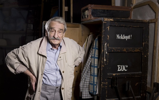 Po maturitě na gymnáziu studoval Jaroslav Weigel na pedagogické fakultě obor historie a výtvarná výchova. Stát před tabulí ho však nelákalo, a proto se začal věnovat ilustraci a grafické úpravě časopisů. Nejprve působil jako výtvarný redaktor dětských časopisů, později se stal dlouholetým členem Divadla Járy Cimrmana.