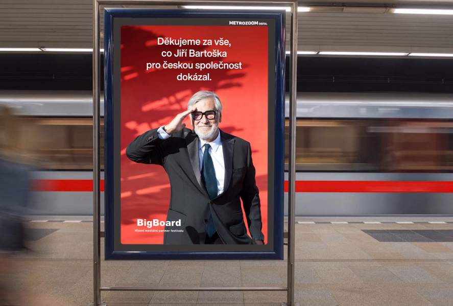 Stovky digitálních ploch po celé republice šíří poděkování Jiřímu Bartoškovi.