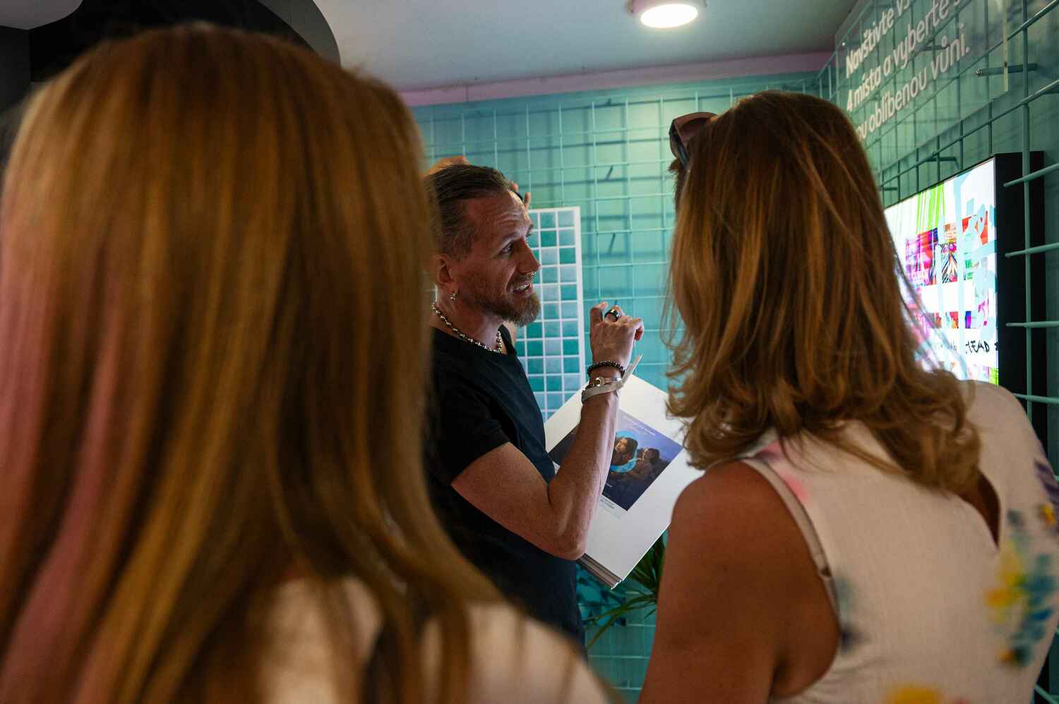 Hudba, příběhy a nový singl: Zea zazpívala na talk show ve Varech