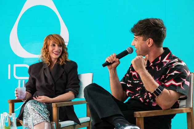 Hudba, příběhy a nový singl: Zea zazpívala na talk show ve Varech