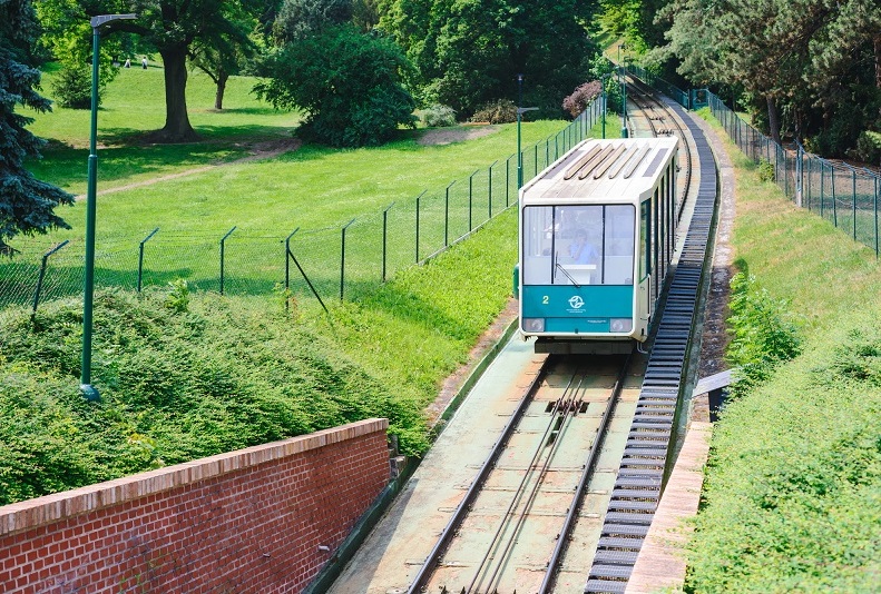 Nejsnazším způsobem, jak se dostat na Petřín, je už více než století lanovka.