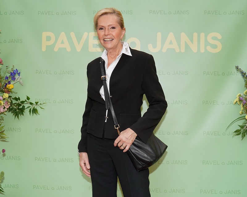 Showbyznys jí ležel u nohou v šedesátých letech a na tom se dodnes nic nezměnilo. Taneční choreografie zvládá s lehkostí, outfit má vždy dokonale sladěný a energie má tolik, že by jí tři koncerty za večer nedělaly problém. Helena Vondráčková měla vždycky štíhlou postavu a ani s blížící se osmdesátkou nepřibyla žádná kila navíc.