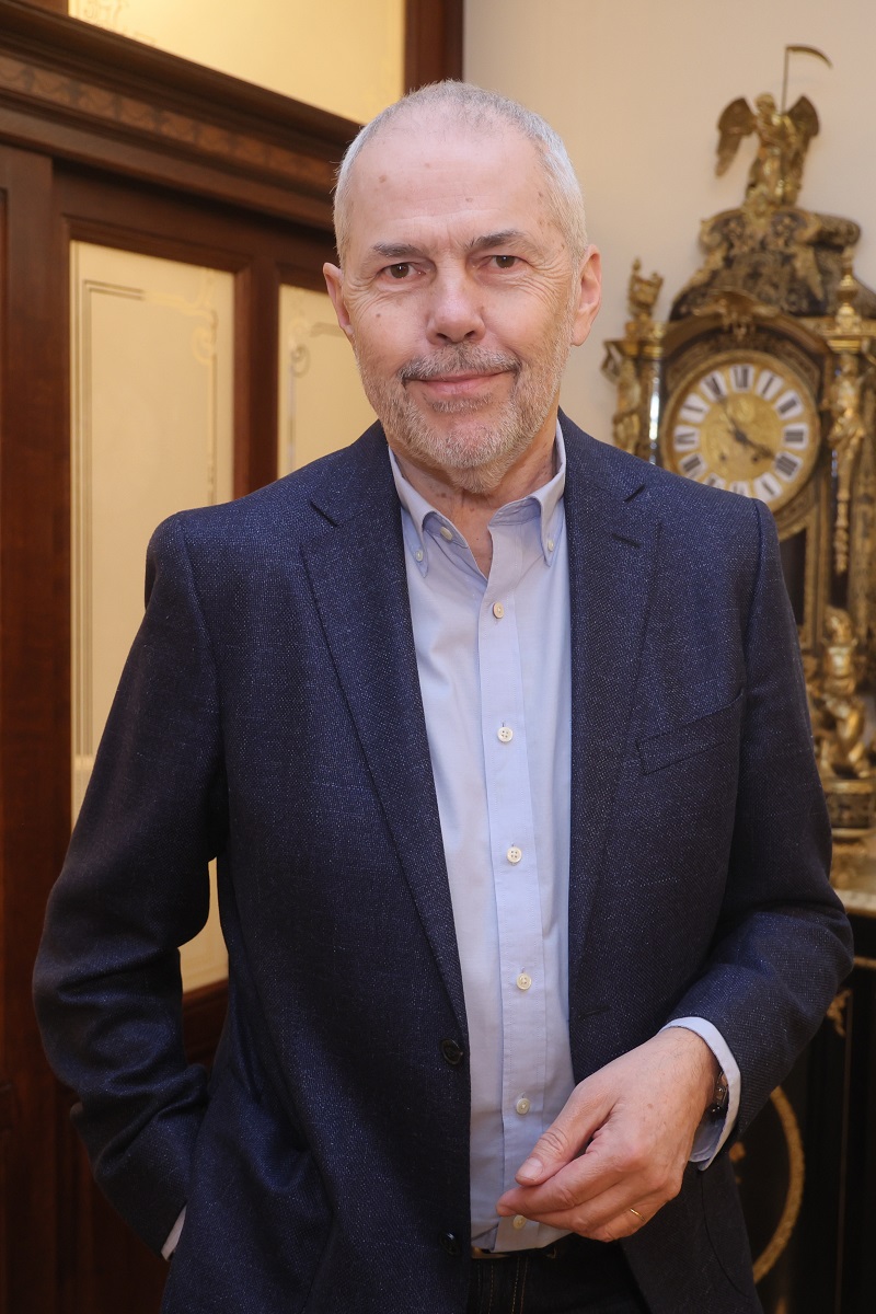 Lehce mu prořídly a prošedivěly vlasy, což ale jen podtrhuje jeho styl anglického džentlmena, který se snoubí s noblesou Oldřicha Nového. Stále v obličeji herce, moderátora a hudebníka Marka Ebena poznáte legendárního Válečka, jehož ztvárnil v seriálu Kamarádi na konci šedesátých let. Že bude mít na konci letošního roku šedesát osm let, to musí být nejspíš jen omyl.