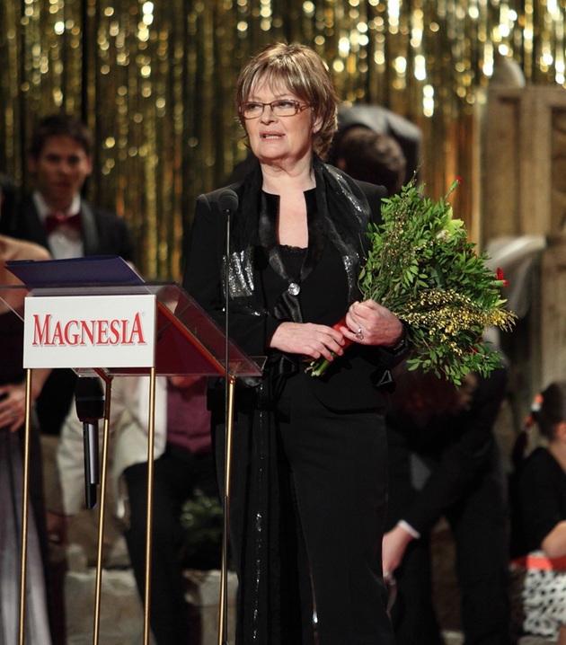 Na DAMU učila v 90. letech, ale její vliv přetrval. Jana Hlaváčová byla herečka s hlasem, který vás obejme a zároveň bodne, když je třeba. Na jevišti působila jako panovnice, v civilu byla jemná, ale nekompromisní. Jako pedagožka měla pověst spravedlivé, někdy přísné dámy, která říkala věci natvrdo, ale vždy s cílem pomoct. Studenti vzpomínají, jak jim během výuky rozebrala vnitřní motivace tak přesně, že měli chuť jít na terapii. Ale zároveň věděli, že díky ní pochopili sami sebe a tím i postavu. 