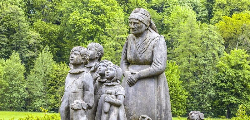 V těžkém životním období se Božena Němcová vracela do dětství, do let, kdy žila s milovanou babičkou v Ratibořicích.