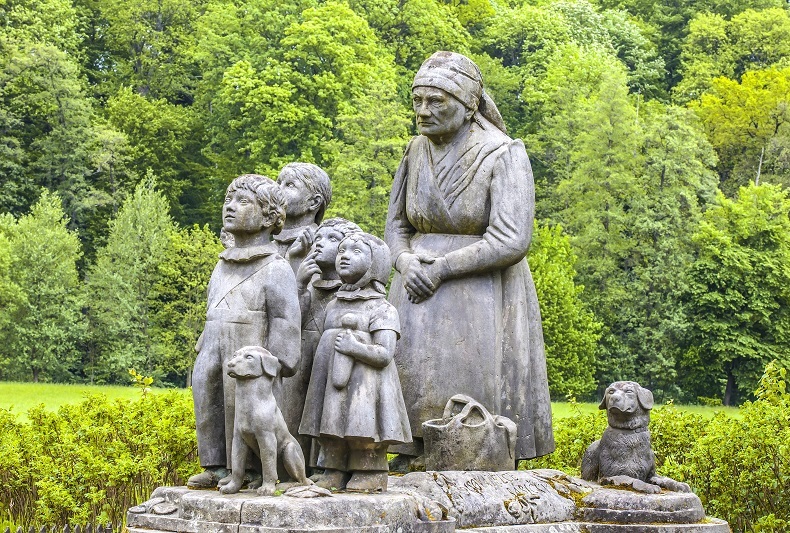 V těžkém životním období se Božena Němcová vracela do dětství, do let, kdy žila s milovanou babičkou v Ratibořicích.