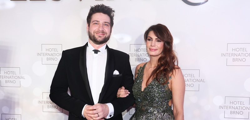 Herec Marek Němec, kterého diváci znají ze seriálů Modrý kód nebo Zoo, si letos v červnu vzal partnerku Petru Hebkou po tříleté známosti. To, že se podruhé oženil, oznámil až na sociální síti. "Zatím z dálky... po explozi… Ještě nevíme, co se stalo, ale stalo se to. Blízcí byli s námi. A my s mou ženou Petrou měli krásnej den," napsal k příspěvku Marek Němec.