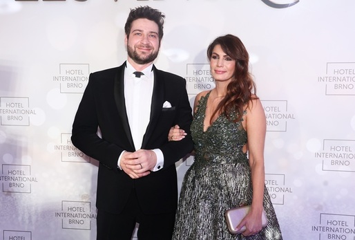 Herec Marek Němec, kterého diváci znají ze seriálů Modrý kód nebo Zoo, si letos v červnu vzal partnerku Petru Hebkou po tříleté známosti. To, že se podruhé oženil, oznámil až na sociální síti. "Zatím z dálky... po explozi… Ještě nevíme, co se stalo, ale stalo se to. Blízcí byli s námi. A my s mou ženou Petrou měli krásnej den," napsal k příspěvku Marek Němec.