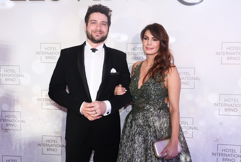 Herec Marek Němec, kterého diváci znají ze seriálů Modrý kód nebo Zoo, si letos v červnu vzal partnerku Petru Hebkou po tříleté známosti. To, že se podruhé oženil, oznámil až na sociální síti. "Zatím z dálky... po explozi… Ještě nevíme, co se stalo, ale stalo se to. Blízcí byli s námi. A my s mou ženou Petrou měli krásnej den," napsal k příspěvku Marek Němec.