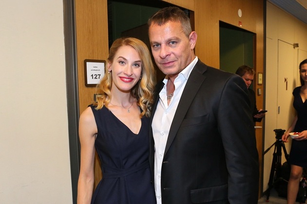 Zapřisáhlý starý mládenec Filip Renč, který se manželství vyhýbal jako čert kříži, nakonec otočil a oženil se s partnerkou Marií Kružíkovou. Jistou roli v tom sehrálo i její těhotenství. Přestože byla svatba poměrně početná, podařilo se ji utajit až do jejího konce.