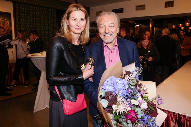 Svatby v zahraničí dnes nejsou ničím výjimečným, avšak v roce 2008 to běžné rozhodně nebylo. Kde se schovat a užít si svatební den, když vás znají v celé Evropě? Do Las Vegas! Právě tam si v roce 2008 řekli Karel Gott a Ivana Gottová ano, a jejich tajné svatbě proto nepřihlížela žádná média. Pouze jejich dcerka Charlotte, která se za pár měsíců dočkala mladší sestřičky Nelly. Manželství trvalo, dokud je v roce 2019 nerozdělila smrt. Ivana byla Karlovi do posledních chvil velkou oporou a stále pečuje o jeho památku.