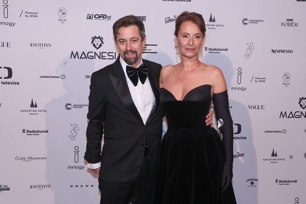 Devatenáct let spolu žili Lenka Vlasáková a Jan Dolanský na hromádce, vychovávali čtyři děti a několikrát během té doby přišla žádost o ruku. Svatba se ale stále nekonala. Pak najednou ovládla svět pandemie koronaviru, oba herci měli čas, a tak se spontánně rozhodli, že se vezmou. Byla to skutečně rychlá akce – v pondělí si řekli, že to uskuteční, a v pátek už byli svoji. Svatba proběhla v tichosti v rodinném kruhu na zámku Křinec. Letos slaví páté výročí a jsou jedním z nejstabilnějších párů českého showbyznysu.