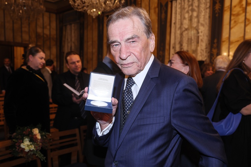 Herecká legenda a divadelní pedagog František Němec se narodil 9. srpna 1943, a tak mu letos bude 82 let. Na slávu a zájem veřejnosti si nikdy nepotrpěl, a tak předpokládáme, že oslava bude poklidná v kruhu rodiny.