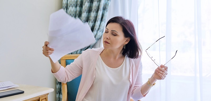 Menopauza obvykle nastává kolem padesátého roku života.