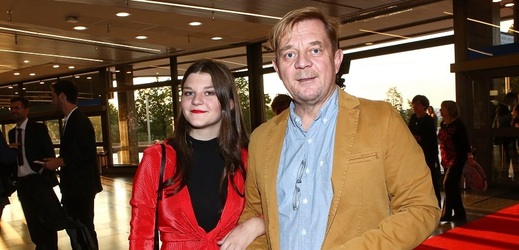 Z uměleckého prostředí pochází herečka a dabérka Anna Mercedes Čtvrtníčková, jejíž rodiči jsou humorista Petr Čtvrtníček a režisérka Vlasta Čtvrtníčková. Od dětství je členkou Dětské opery Praha, hraje na klavír, dabuje i hraje. Mezi její nejvýznamnější filmy patří Hodinový manžel, Modrý tygr, Tři bratři, Anděl Páně 2, Špindl 2 nebo Prezident Blaník.