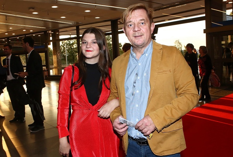 Z uměleckého prostředí pochází herečka a dabérka Anna Mercedes Čtvrtníčková, jejíž rodiči jsou humorista Petr Čtvrtníček a režisérka Vlasta Čtvrtníčková. Od dětství je členkou Dětské opery Praha, hraje na klavír, dabuje i hraje. Mezi její nejvýznamnější filmy patří Hodinový manžel, Modrý tygr, Tři bratři, Anděl Páně 2, Špindl 2 nebo Prezident Blaník.