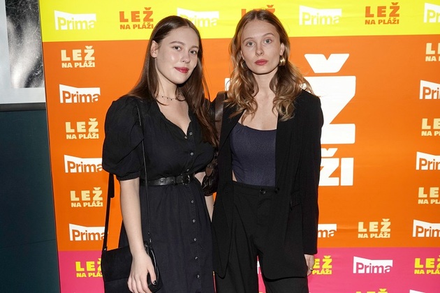 Dcery herců Davida Prachaře a Lindy Rybové tvoří uměleckou dvojici. Rozálie studuje filmovou a animační tvorbu, Josefína zase taneční konzervatoř. Společně s kamarádkou Sofií Höppnerovou (dcerou herečky Ivany Jirešové, pozn. red.) napsaly, režírovaly a uvedly hru Vina Vína. Obě sestry se objevují i ve filmech či seriálech. Jejich dědečkem byl Ilja Prachař, známý z Krkonošských pohádek. Jejich nevlastní sourozenci Mariana a Jakub Prachařovi jsou také v uměleckých kruzích jako ryba ve vodě.