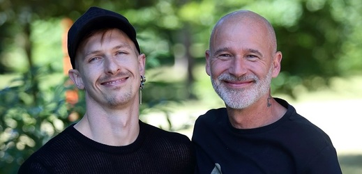 Honza Musil se těší z nového pejska. 