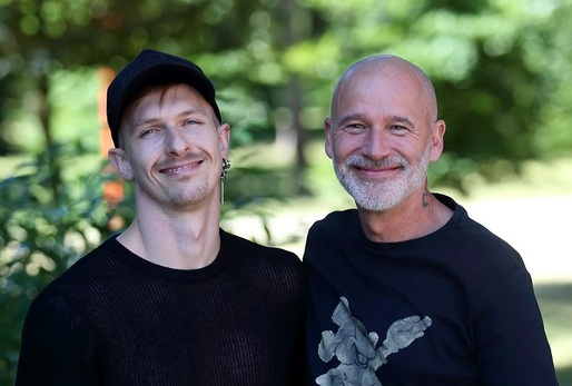 Honza Musil se těší z nového pejska. 