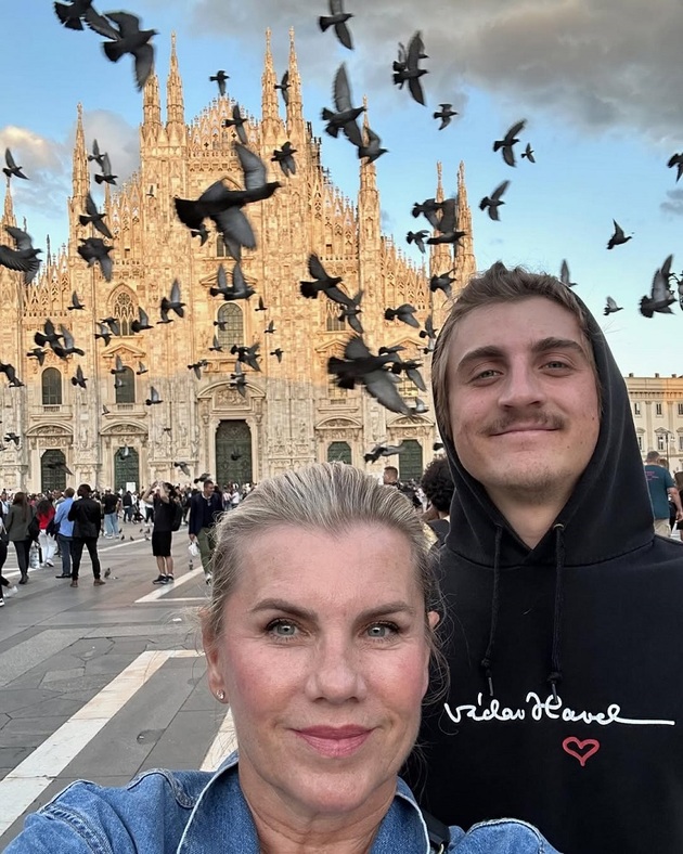 Leonin syn Artur studuje v Itálii, kam za ním zpěvačka jezdí. 