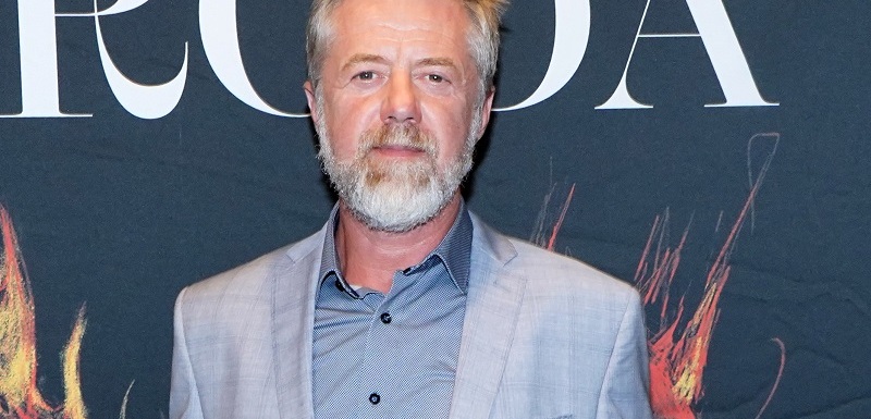 V luxusní vile v Pyšelích žije herec Jiří Langmajer společně se svou manželkou Adélou Gondíkovou. Dům je postaven na pláni, obklopuje ho velká zahrada a jeho hlavní výhodou je souznění s okolní přírodou. Dům si nechala postavit před více než 20 lety Adéla, Jiří se k ní přistěhoval a splnil si zde velký sen. Ze zahradního domku, který původně sloužil jako úložiště pro nepořádek, vybudoval vlastní pracovnu a "zašívárnu".