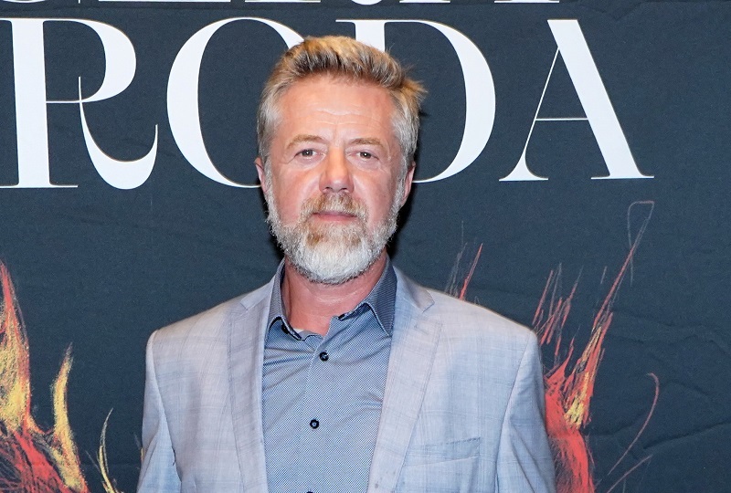 V luxusní vile v Pyšelích žije herec Jiří Langmajer společně se svou manželkou Adélou Gondíkovou. Dům je postaven na pláni, obklopuje ho velká zahrada a jeho hlavní výhodou je souznění s okolní přírodou. Dům si nechala postavit před více než 20 lety Adéla, Jiří se k ní přistěhoval a splnil si zde velký sen. Ze zahradního domku, který původně sloužil jako úložiště pro nepořádek, vybudoval vlastní pracovnu a "zašívárnu".