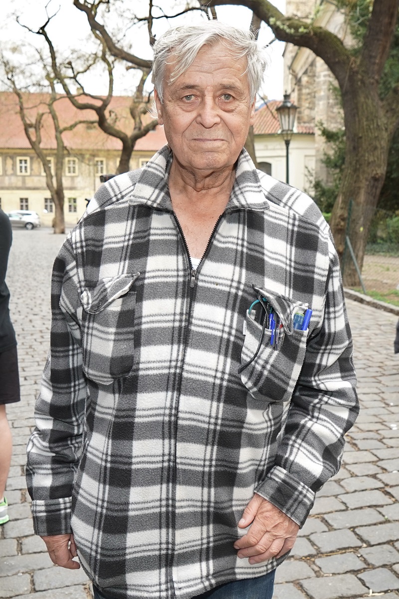 U Českého Brodu na statku začal před více než 30 lety farmařit a hospodařit herec Zdeněk Žák s manželkou. Na venkov se přestěhovali kvůli alergiím dcer. Mají spoustu zvířat, pěstují ovoce a zeleninu a začali i včelařit. Jejich začátky byly metodou pokus omyl. Občas herce pobodaly včely, jindy se zase divil, že slepice nepotřebují kohouta, aby snášely vajíčka.