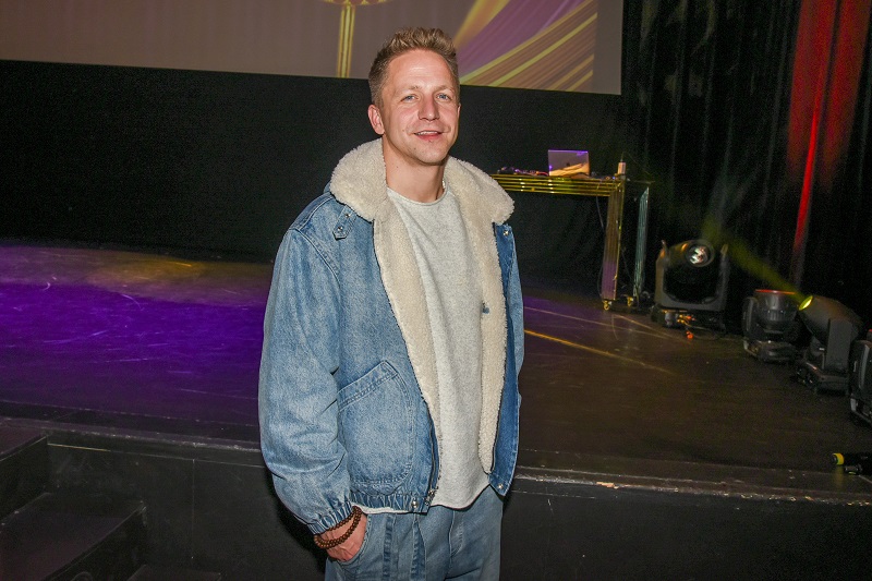 Z Prahy do lesa utekl zpěvák Tomáš Klus s celou rodinou do vysněného domu v Mníšku pod Brdy. Stavba domu trvala dlouhých šest let a spolkla nejen mnoho času, ale především peněz. Manžele překvapilo, jak nákladná je stavba, jejíž prioritou je splynout s přírodou. Dům stojí uprostřed lesa a z oken mají výhled na stromy a okolní zeleň. V domě jsou použité samé přírodní materiály.