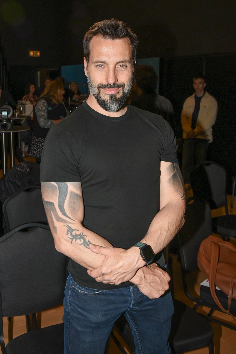 Pozemek u rybníka v Mukařově si muzikant Václav Noid Bárta vysnil. Do klína mu spadl hned druhý, který si v inzerátu vyhlédl. Společně se svým kamarádem osobně řešil každý jeden šroubek. To ale není všechno. Koupil totiž i chalupu u Rozvadova, ve které prožil své dětství, ale rodiče ji prodali. Vrátil se tak do místa svého dětství, kterému dává vlastníma rukama nový život.